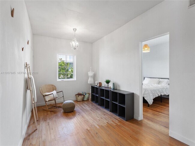 Building Photo - 727 14th Pl