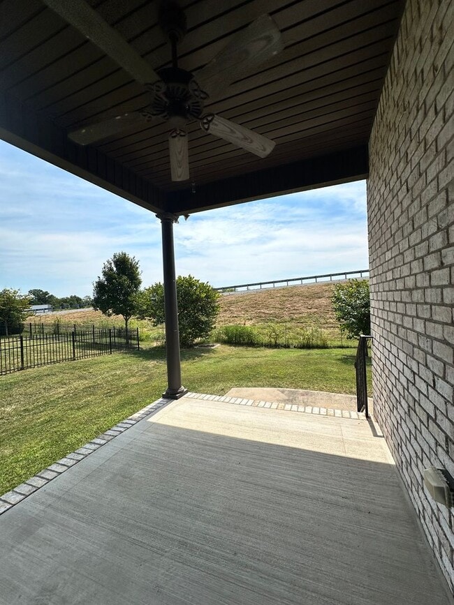 Building Photo - Stunning 3 Bedroom 2 Bath House