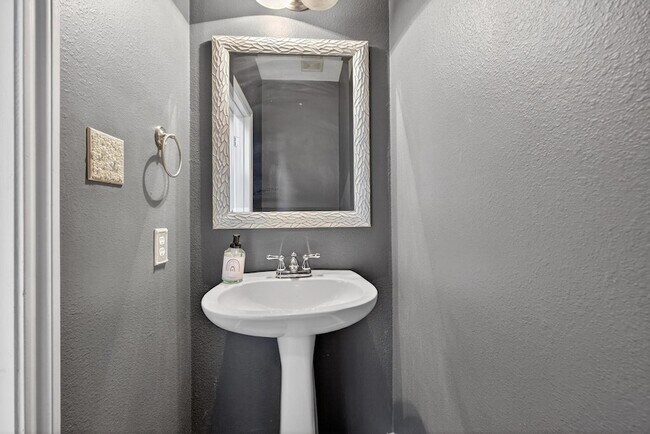 Building Photo - 6272 N Fawnlake Dr