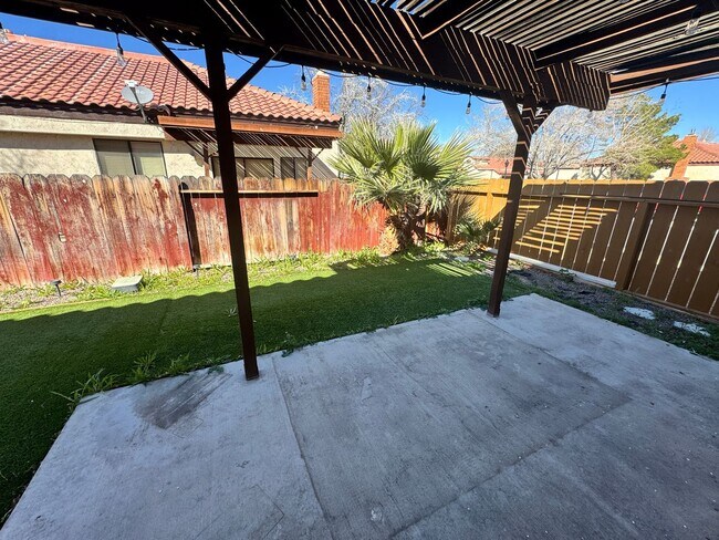 Building Photo - Beautiful 3-bed, 3-bath Home