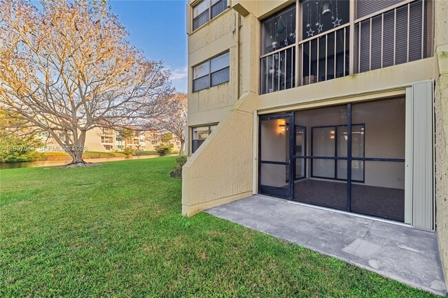 Building Photo - 220 Lakeview Dr