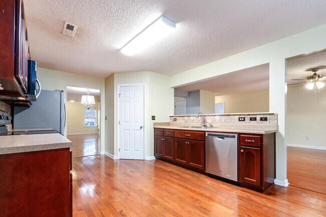 Building Photo - 117 Vancouver Rd