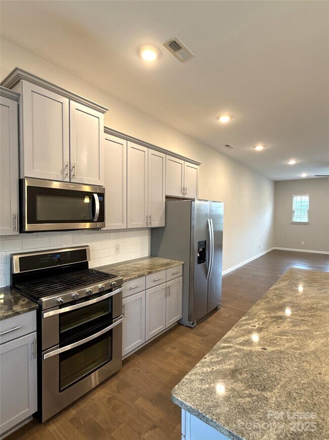 Building Photo - 1138 Doveridge St