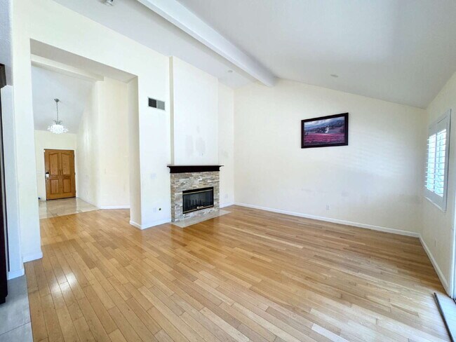 Building Photo - Bright 4 Bedroom San Jose Home With Tall Ceilings