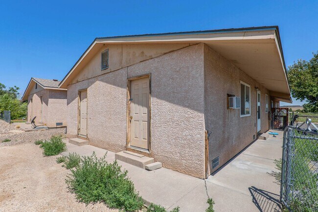Building Photo - Duplex in Pueblo West!
