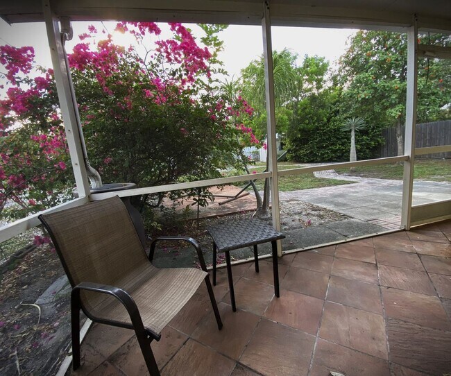 Building Photo - 2/2 single family house with big yard near downtown and beach!