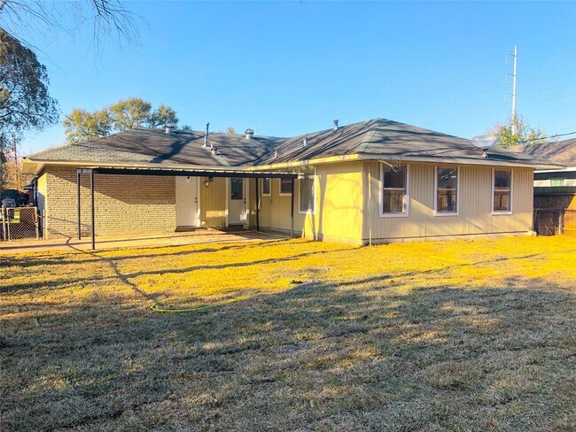 Building Photo - 5005 De Milo Dr