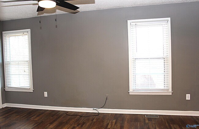 Building Photo - 101 Cresent Circle