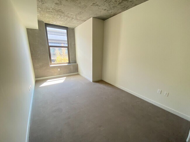 Building Photo - Advent - Gorgeous & Bright Contemporary Style Condo W/ Parking & Laundry!
