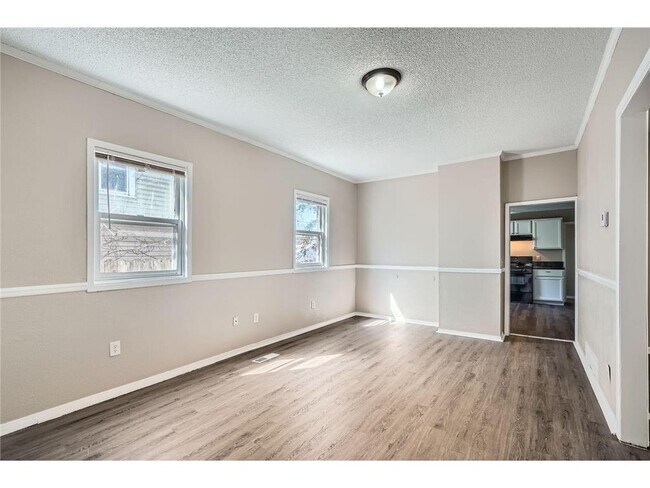 Building Photo - 707 Jenks Ave E