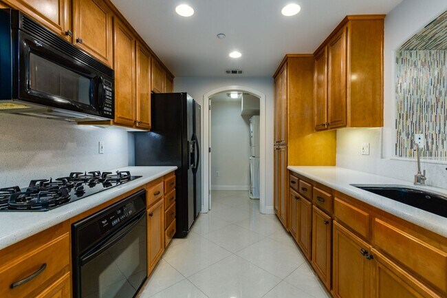Building Photo - Expansive Marina District 2 Bedroom at Cit...