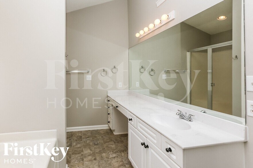 Building Photo - 200 Summer Hill Dr