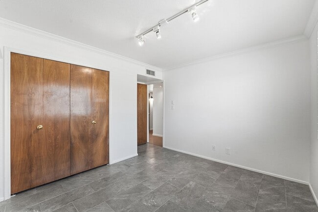 Building Photo - Welcome to this beautiful 5-bedroom, 3-bathroom home in Tempe Arizona!