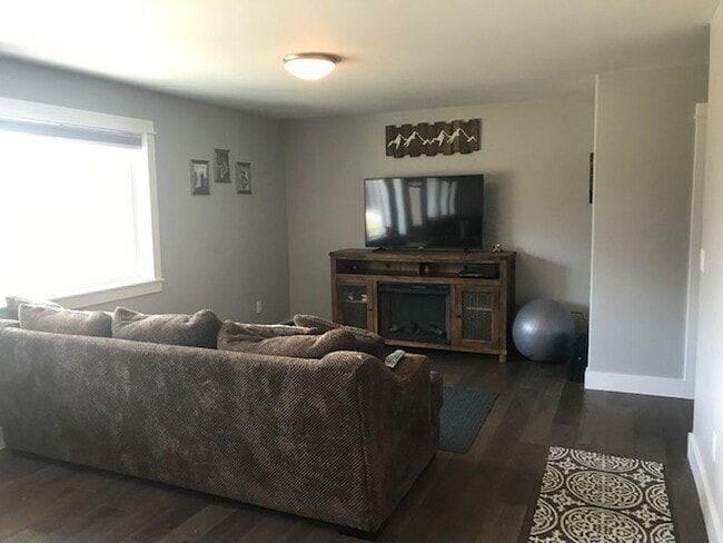 Building Photo - 3 Bedroom, 2 1/2 Bathroom Townhouse -2 weeks free rent with 1-year lease-