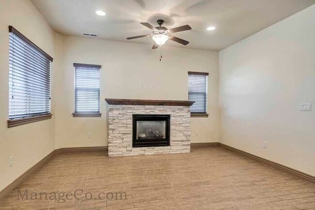 Building Photo - Spacious Orem Townhouse