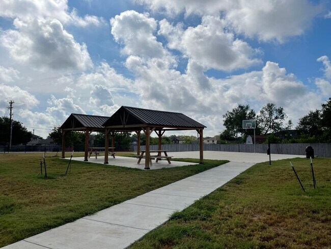 Building Photo - Gated 3-Bed Townhome Near SeaWorld & Lackland AFB — Pets Welcome!