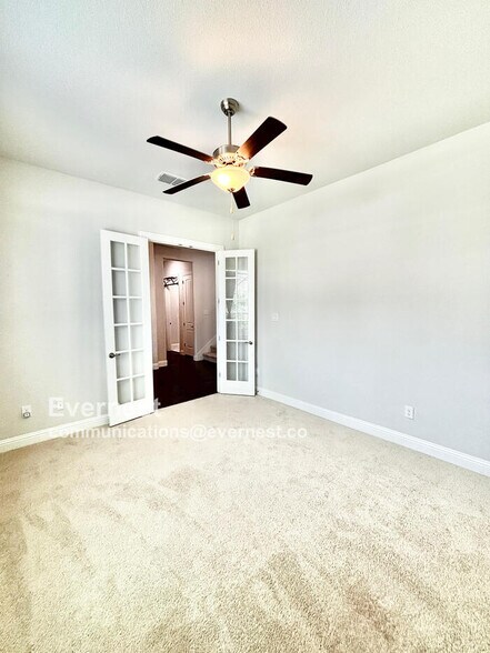 Building Photo - 566 Westwood Way Dr