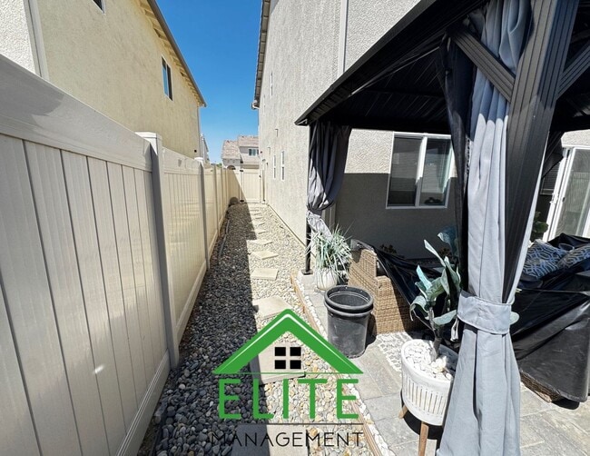 Building Photo - Spacious 4-Bedroom, 3-Bath Home in Prime E...