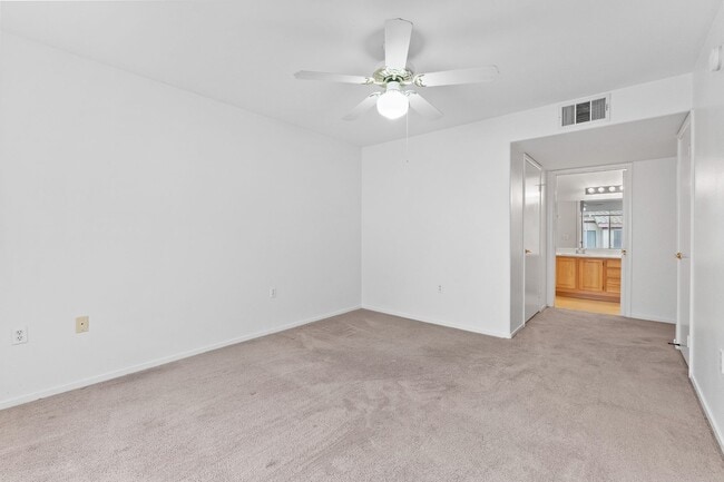 Building Photo - Beautiful 2 Bedroom Condo with Community P...