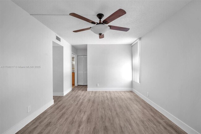 Building Photo - 940 NE 199th St