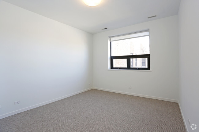 2BR, 2BA - Bedroom - 5427 N Broadway