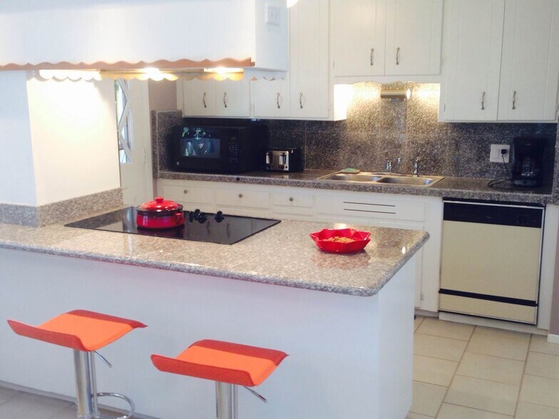 kitchen with large counter, new appliances - 6902 E Latham St
