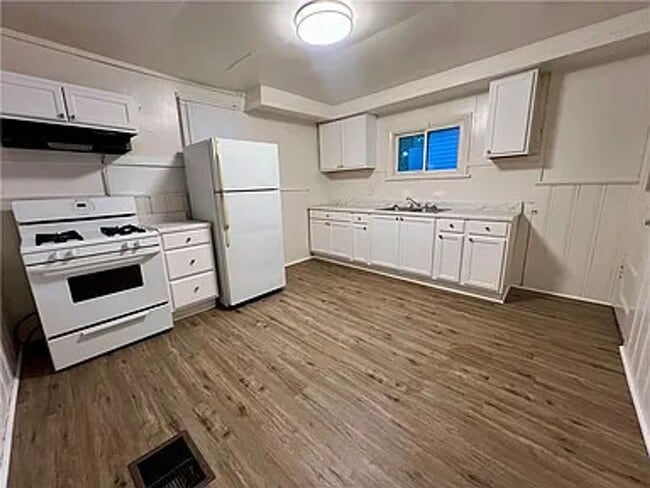 Building Photo - Move in Ready 4 Bedroom 1 1/2 bath house Available
