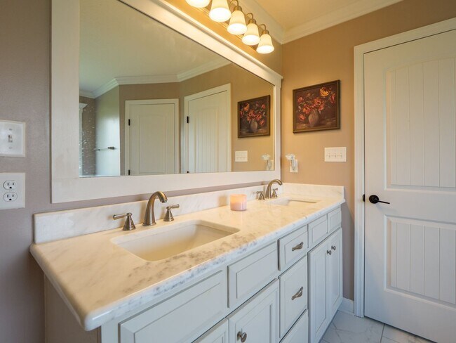 Building Photo - 3960 Landings Cir