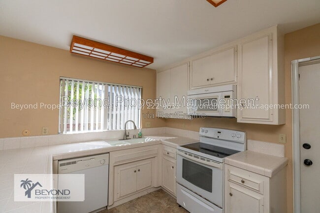 Building Photo - 902 La Sombra Dr