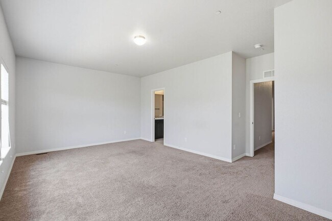 Building Photo - 3 Bedroom Townhome in Fort Collins