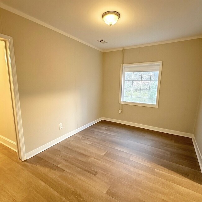 Building Photo - 1860 Woodland Ave SW