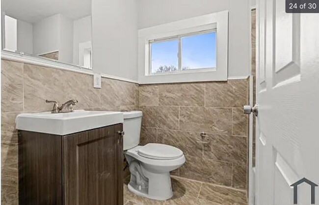 Building Photo - Modern 6-Bedroom Home in North Philadelphia