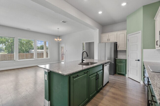 Building Photo - 1440 Lakeview Dr