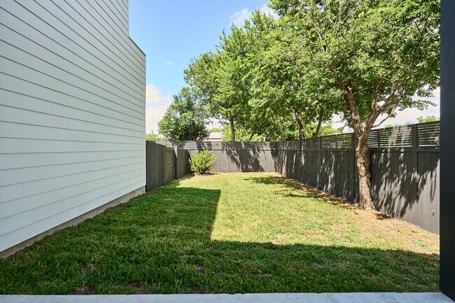 Building Photo - 412 Hackberry Ln