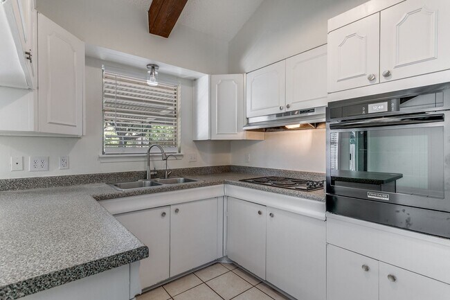 Building Photo - UPDATED 4-BEDROOM HOME IN SHEARER HILLS