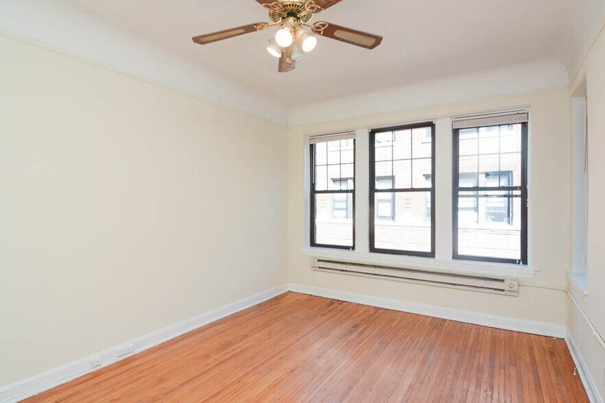 Building Photo - 4416 N Wolcott Ave