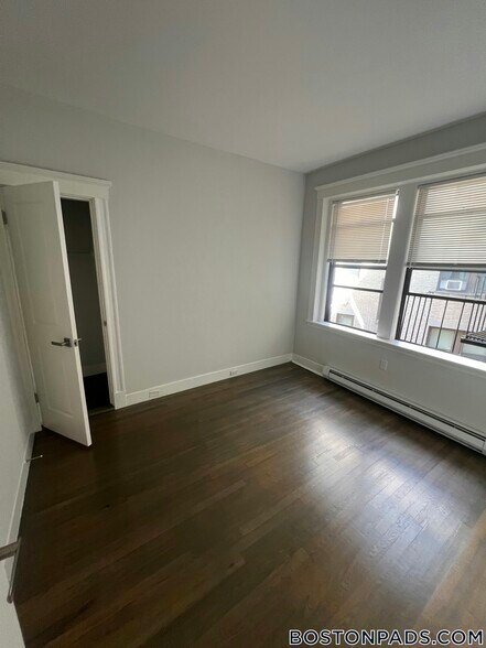 Building Photo - 77 Park Dr