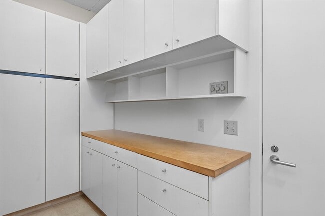 Building Photo - 2700 Barnson Pl