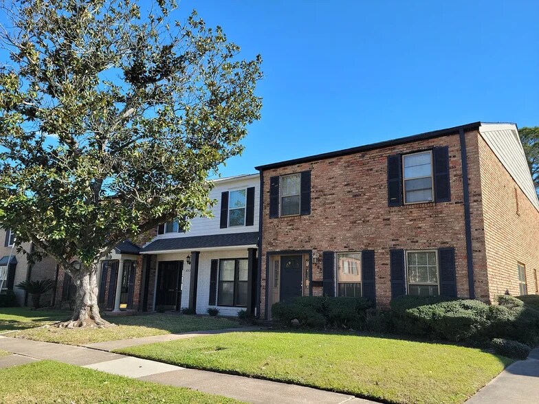 Building Photo - 6329 Ivanhoe Ln