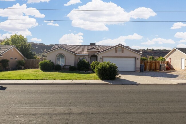 Primary Photo - Cute 3 Bedroom 2 Bathroom Home