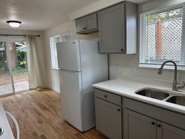 Building Photo - Beautifully updated 3 bedroom, 1 bath hous...