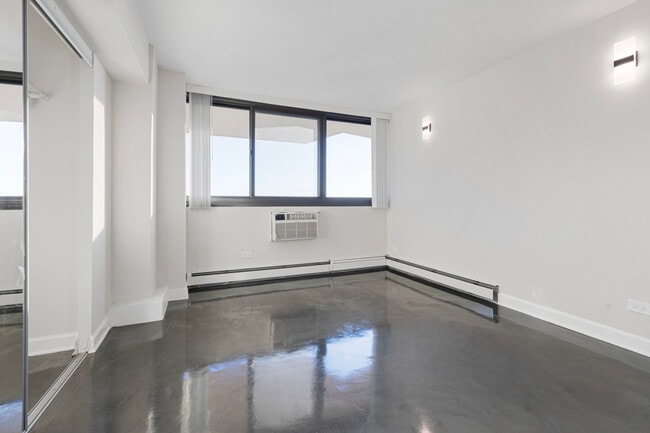 Building Photo - 6166 N Sheridan Rd