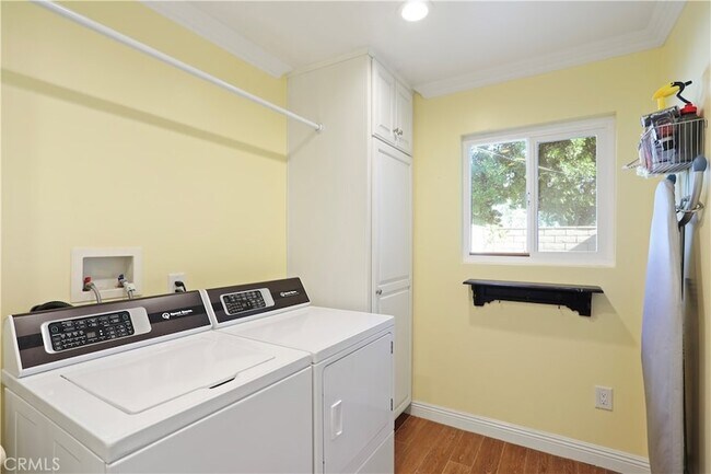 Building Photo - 1619 Carmel Cir W