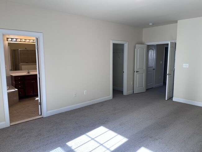 Building Photo - Large Townhouse In Haymarket