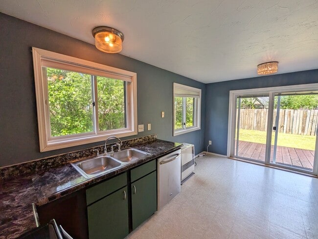 Building Photo - Valley Townhome, 3BD/1.5BA, Fully Fenced Y...