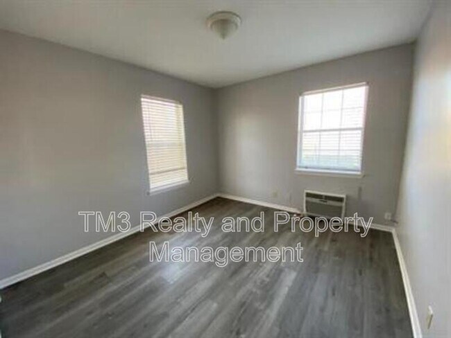 Building Photo - 1606 E Kansas City Rd