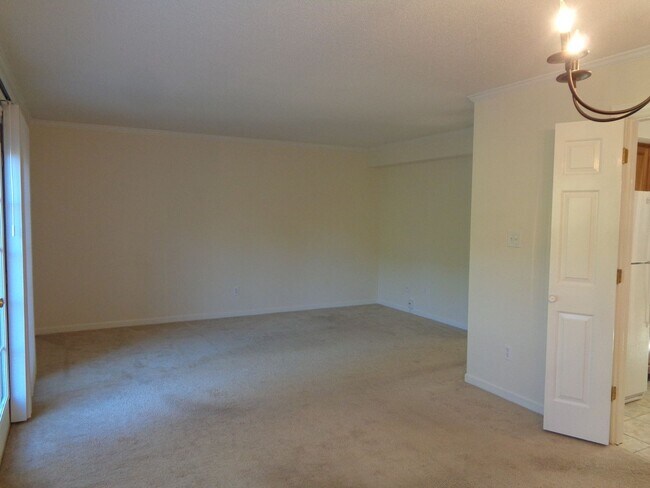 Building Photo - Peacehaven/Sherwood Forest Townhouse