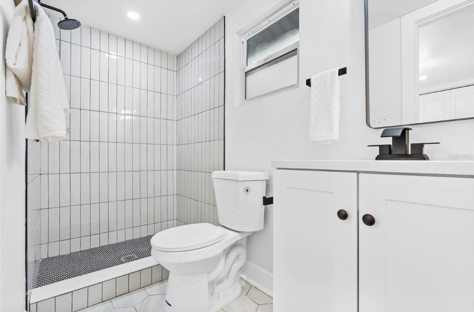 Building Photo - 1517 E Giddens Ave