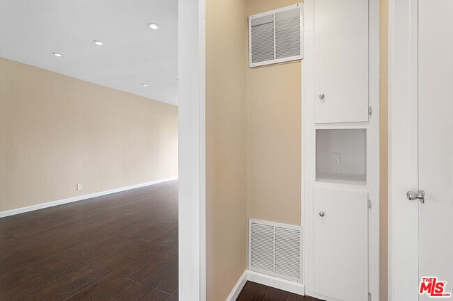 Building Photo - 5961 Chula Vista Way