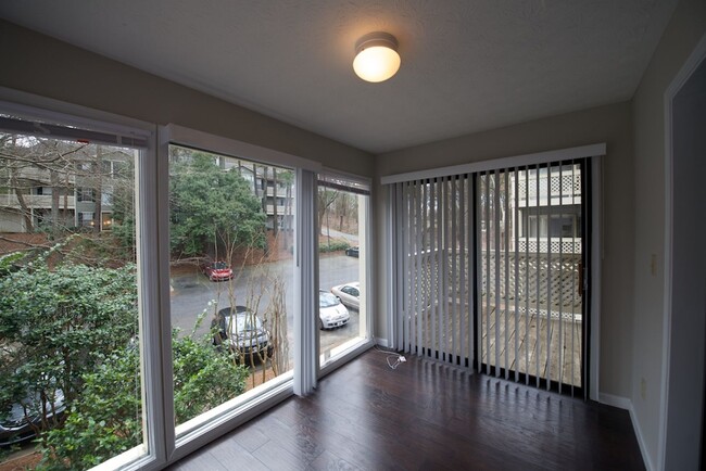 Building Photo - Renovated 2/1 Condo in Sandy Springs w/ Po...